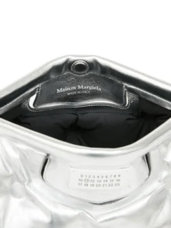 Homme Maison Margiela Sac Porté épaule Matelassé En Cuir Métallisé 12 Homme Maison Margiela Sac Porté épaule Matelassé En Cuir Métallisé -Épure Mode Promos Boutique 18883943 43386720 1000