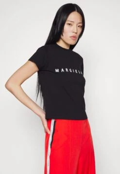 MM6 Maison Margiela T-Shirt Imprimé - Black -Épure Mode Promos Boutique 43eb21066f34482b9ee6c41e412e67bb