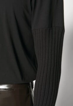 MM6 Maison Margiela Unisex - T-Shirt À Manches Longues - Black -Épure Mode Promos Boutique 49fced1b447e44a7a7875324ce98839a