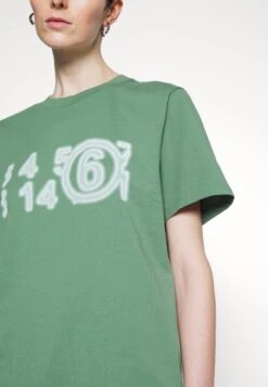 MM6 Maison Margiela T-Shirt Imprimé - Green -Épure Mode Promos Boutique 9e1c5dac95ca4b44a61a459d9562cd61