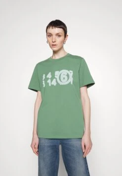 MM6 Maison Margiela T-Shirt Imprimé - Green -Épure Mode Promos Boutique bb8e6a72d77e45bba8aff0b9f2a5f4b1