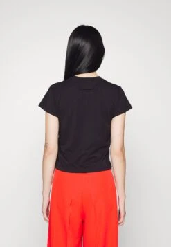 MM6 Maison Margiela T-Shirt Imprimé - Black -Épure Mode Promos Boutique fd8a525598a44d90bab2567b886c873e